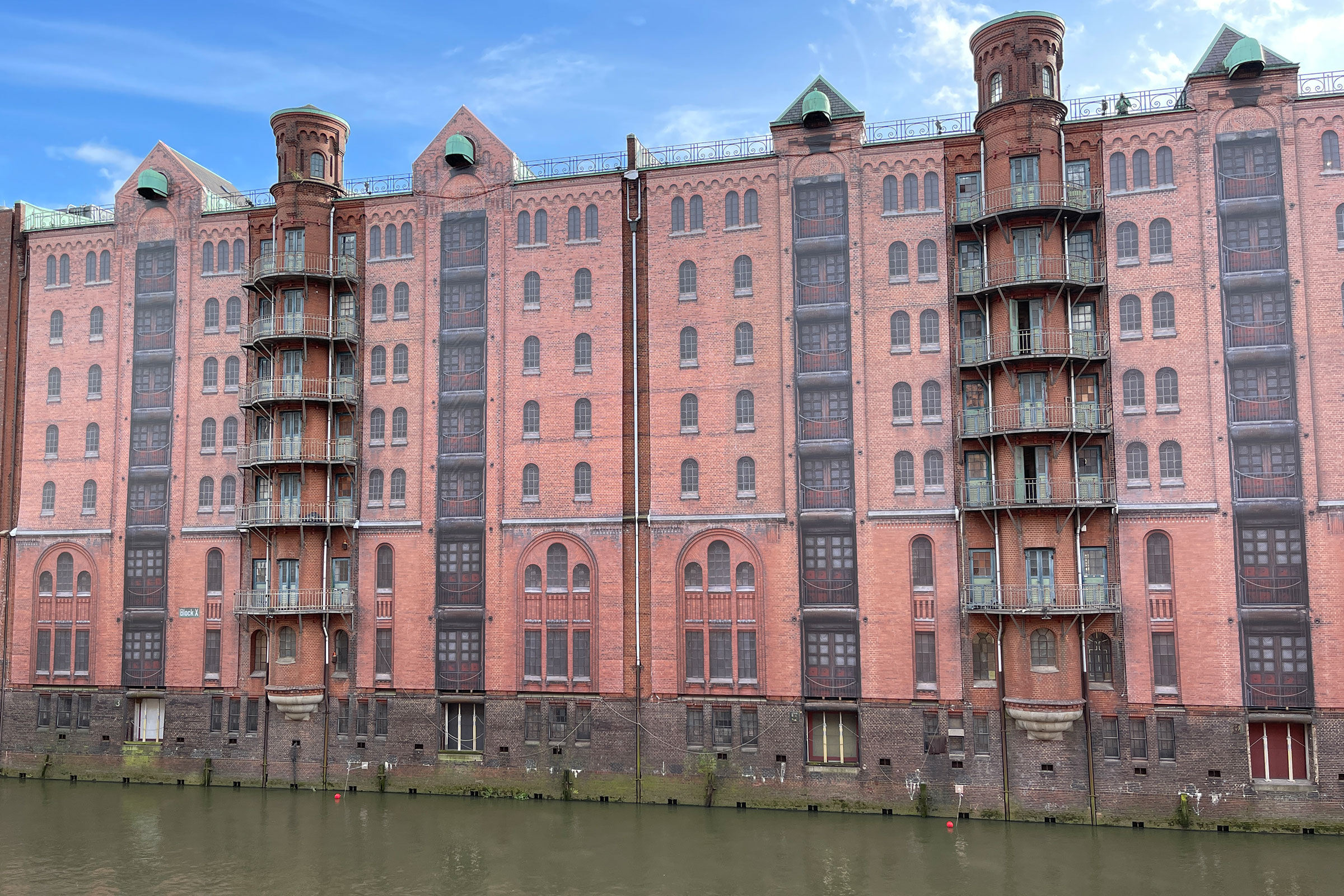 Fassadenbanner Speicherstadt Block X, Wasserseite